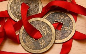 Китайські монети, перев'язані червоною стрічкою